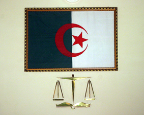 Détails sur un deal politique entre Kadhafi et Alger soulevé en justice                                    35 terroristes remis aux autorités algériennes dans des conditions floues