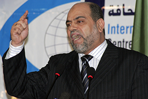 Soltani : « Pour être à l'abri du Printemps arabe, l'Algérie devrait entreprendre des mesures sérieuses »                                    Il estime que les réformes ont été « dégénérées »