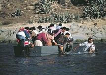 Une femme et son enfant parmi les harraga