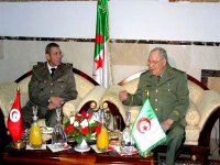 Le général de corps d'armée Gaid Salah reçoit son homologue tunisien