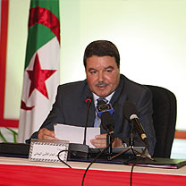 Hamel Abdelghani interdit l'usage de la violence contre les manifestants                                    Le directeur de la police des frontières annonce que les frontières algéro-libyennes sont ouvertes aux Libyens