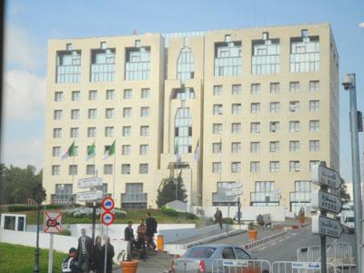 L'Algérie annonce une politique de rapprochement avec les pays maghrébins                                    Le MAE appelle à l'examen du dossier du Sahara occidental par l'ONU