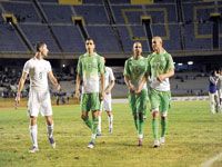 Stade du 5-juillet                                    La pelouse de la honte !