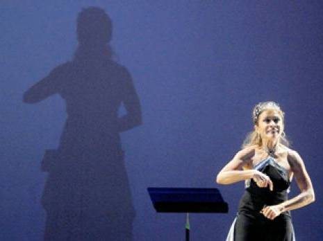 La ballerine aux crotales                                    Sonia Amélio au festival international de la danse contemporaine