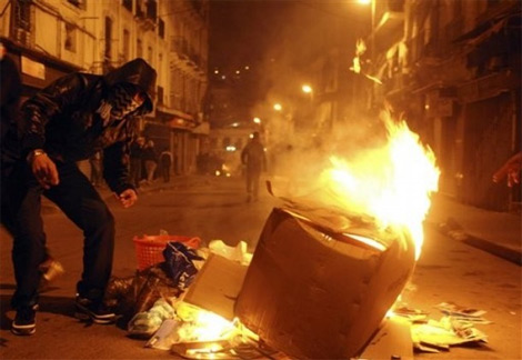 غاضبون يُحرقون بلدية سيدي لحسن في سيدي بلعباس