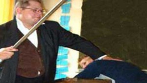 شريط فيديو يظهر معلما بالمدية وهو يعذب تلميذه نفسيا ويتلذذ بتصويره