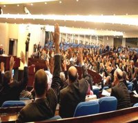 La loi sur les partis politiques adoptée à la majorité absolue