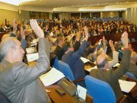 La loi sur les partis politiques adoptée à la majorité absolue