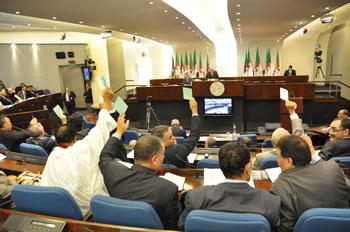 Vive tension à l'APN                                    LES DEPUTES S'ENTRE-DECHIRENT À PROPOS DE LA LOI SUR LES PARTIS