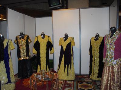 Le raffinement des costumes citadins ancestraux sur scène                                    2e Festival national de l'habit traditionnel algérien au Bastion 23