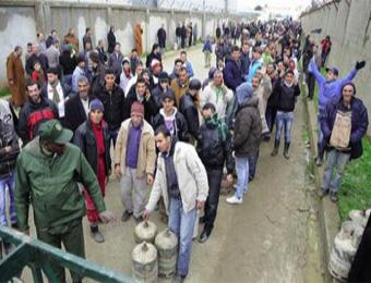 طوابير طويلة أمام مراكز توزيع الغاز ببلديات جيجل                                    قارورات الغاز أصبحت هاجسا يؤرق سكان المناطق الجبلية