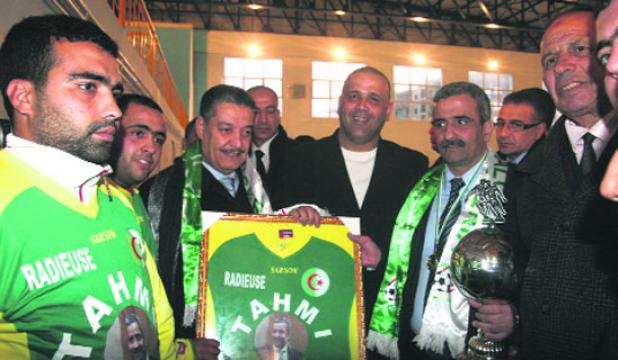 الوزير تهمي يتحدث عن ملعب جواري في كل حي                                    على هامش تكريمه من قبل جمعية ''راديوز'' في وهران