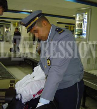 Une menace pour les consommateurs                                    LA CONTREFAÇON DES TELEPHONES MOBILES