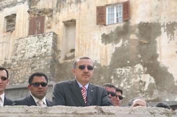 Erdogan croise le fer avec Sarkozy                                    IL LUI A RAPPELE LE GENOCIDE DE LA FRANCE EN ALGERIE