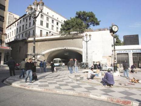 Alger se fait belle                                    Le président français arrivera mercredi