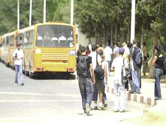 طلبة جامعة بومرداس يلحّون على ضرورة تحسين خدمات النقل الجامعي                                    تهيئة المحطات وزيادة حدد الحافلات انشغالهم الأول