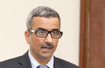 17 mois pour livrer le stade de 50.000 places                                    MOHAMED TAHMI EN VISITE À TIZI OUZOU