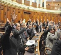 Adoption des projets de loi sur les partis, les associations et l'information