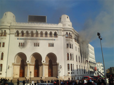Incendie à La Grande poste d'Alger pendant que le président français prend son bain de foule
