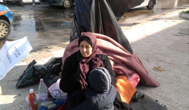 أم ورضيعها تعتصم منذ أسبوعين أمام مقر دائرة بومرداس                                    تشكو إقصاءها من السكن الاجتماعي