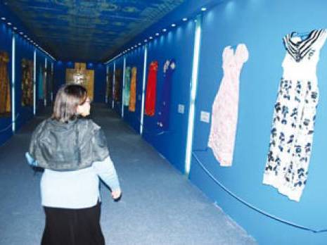 La «blousa» de l'Oranie sous toutes ses formes                                    Festival de l'habit traditionnel à Alger