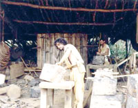 Il est dangereux, mais indispensable pour certains                                    Tailleur de pierre : ce métier qui tue !