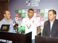 Vie des clubs ASO / Pour non-respect des modalités du transfert de Soudani
                                    Medouar saisit la FIFA contre Guimaraes