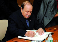 Le Président Bouteflika signe cinq décrets présidntiels