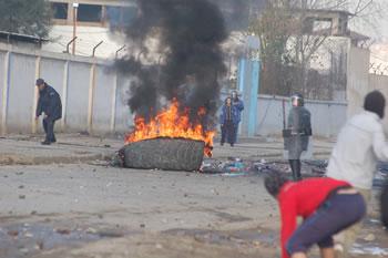 Tizi Ouzou isolée                                    DES CITOYENS EN COLÈRE BARRENT PLUSIEURS ROUTES