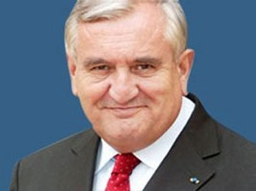 L'usine de Renault en Algérie paiera des salaires en France, selon Jean-Pierre Raffarin