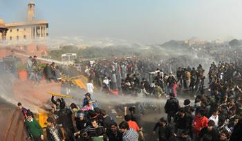 L'Egypte s'enfonce un peu plus dans la crise                                    EN DEPIT DE L'ADOPTION DE LA NOUVELLE CONSTITUTION