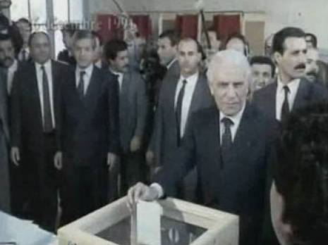 Qu'est-ce qu'on va faire avec le portrait géant de Chadli sur le mur de la wilaya '                                    Nos lecteurs se souviennent