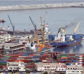 بطالون يشلّون ميناء جن جن بجيجل                                    احتجوا على عملية التفضيل والمحاباة في التوظيف