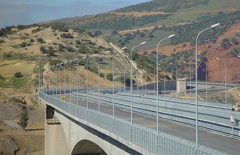 انهيار مسافة 300 متر بالطريق السيار شطر الأخضرية-البويرة