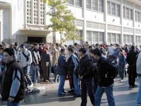 Les lycéens sortent dans la rue pour exprimer leur colère                                    Surcharge des programmes et absentéisme des enseignants