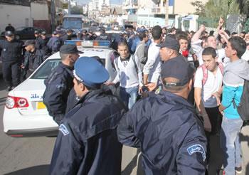 La longue marche des lycéens                                    LES ELÈVES DE TERMINALE SORTENT DANS LA RUE