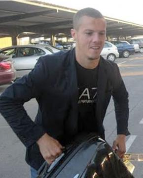 Djamel Mesbah officiellement au Milan-Ac                                    IL Y A SIGNE UN CONTRAT DE QUATRE ANS ET DEMI