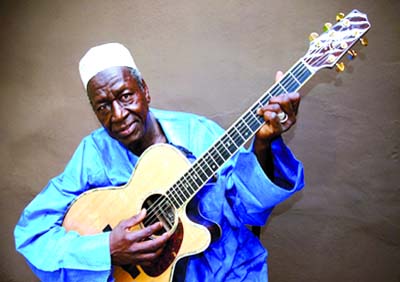Le Malien Boubacar Traoré chante le blues africain
