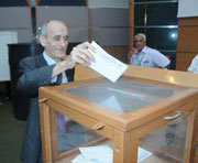 LFP Invité de l'émission «Football Magazine»                                    Kerbadj : «On attend la date des législatives pour arrêter la fin de la saison»