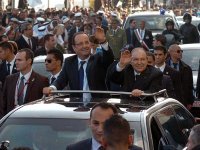 Paris et Alger doivent à l'avenir regarder ensemble dans la même direction                                    Le mensuel Afrique Asie et la visite de Hollande à Alger