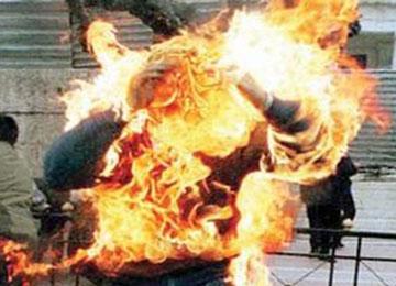 محاولات انتحار بالحرق بالبنزين بسكيكدة                                    بعد إقدام السلطات على توزيع حصة 200 سكن