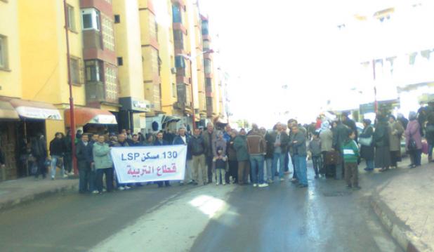 معلّمون وأستاذة يغلقون الطريق بالبويرة                                    احتجوا على التأخّر في إنجاز مساكنهم