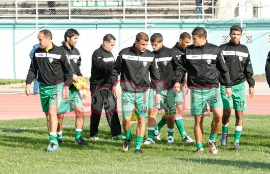 MOB : Le staff technique et les joueurs dos au mur