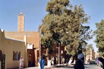 Tam aura de l'eau 24h/24 dans 16 mois                                    ALORS QUE L'EAU COULE À FLOTS DEPUIS HIER À IN SALAH