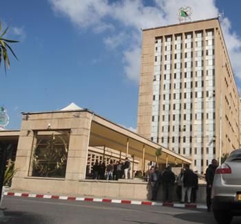 Les «martyrs» du Boulevard                                    LES JOURNALISTES DE L'ENTV OBSERVENT UN SIT-IN