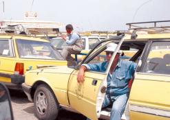 سائقو سيارات الأجرة بسيدي بلعباس يرفعون التسعيرة                                    السكان يطالبون برفع مستوى الخدمة أولا