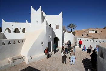Le conclave de la dernière chance                                    SELLAL RENCONTRE SES HOMOLOGUES LIBYEN ET TUNISIEN À GHADAMÈS