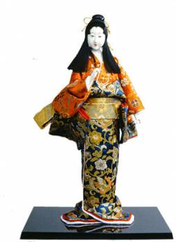 finesse et dextérité dans le geste                                    Exposition de poupées japonaises au Bastion 23 à Alger