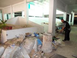 بطالو البويرة في انتظار توزيع المحلات المغلقة منذ سنتين                                تحولت إلى مكب لرمي النفايات بحي زروقي