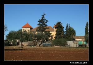 Ferme agricole de l'époque coloniale dans les environs de Hennaya.
